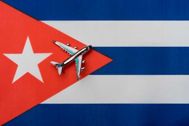 Vliegtuig over de vlag van Cuba het concept reizen