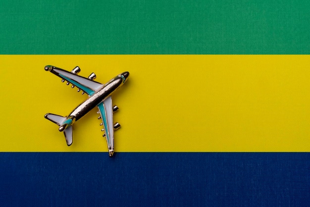 Vliegtuig over de vlag van Gabon het concept reizen