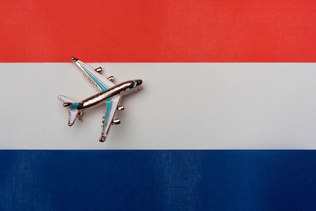 Vliegtuig over de vlag van Nederland het concept reis