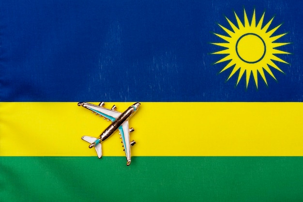 Vliegtuig over de vlag van Rwanda reizen en toerisme concept