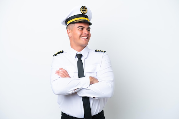 Vliegtuig piloot blanke man geïsoleerd op een witte achtergrond gelukkig en lachend