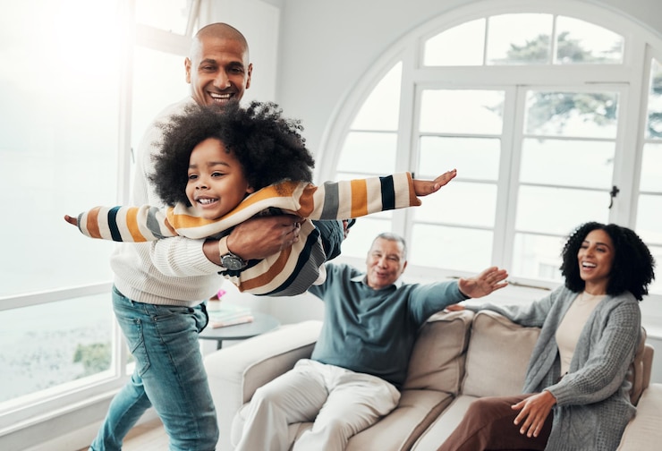 Foto vliegtuig speels en gelukkig met familie in de woonkamer voor een hechte band en ondersteuning spelletjes balans en weekend met vader die kind thuis draagt voor vrije tijd vliegen en lachen
