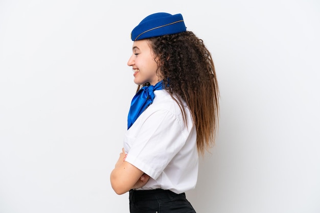 Vliegtuig stewardess Arabische vrouw geïsoleerd op een witte achtergrond in laterale positie