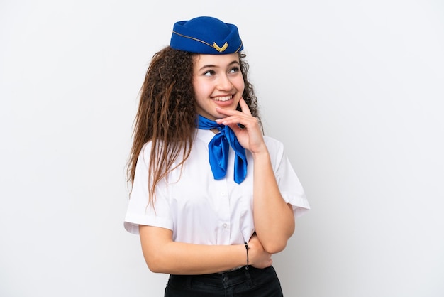 Vliegtuig stewardess Arabische vrouw geïsoleerd op witte achtergrond een idee denken terwijl je omhoog kijkt