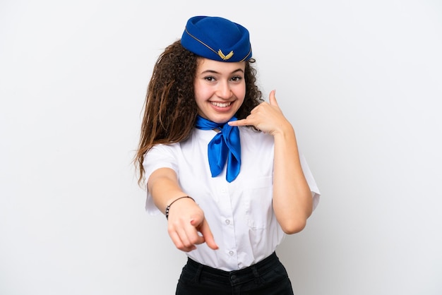 Vliegtuig stewardess Arabische vrouw geïsoleerd op witte achtergrond telefoongebaar maken en naar voren wijzen