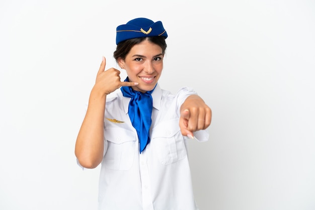 Vliegtuig stewardess blanke vrouw geïsoleerd op een witte achtergrond telefoon gebaar maken en naar voren wijzen