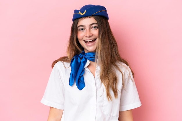 Foto vliegtuig stewardess blanke vrouw geïsoleerd op roze achtergrond met verrassing gezichtsuitdrukking