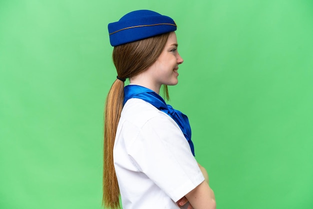 Vliegtuig stewardess over geïsoleerde chroma key achtergrond in laterale positie