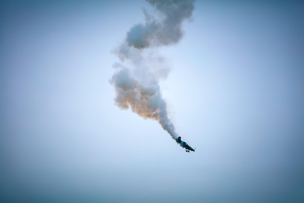 Vliegtuig valt naar beneden met rook uit de motor airshow