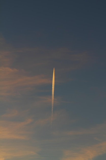 Foto vliegtuig vliegt in de lucht blauwe lucht achtergrond met kleine wolken