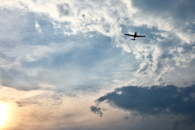 Vliegtuig vliegt in sappige wolken om de zon te ontmoeten