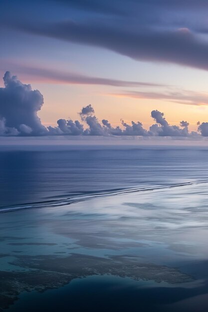 Foto vliegtuig vliegt over de oceaan