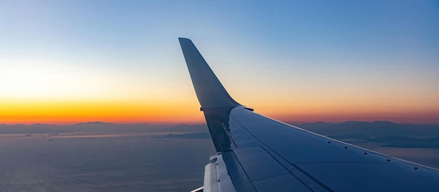 Vliegtuig vliegt over Griekse eilanden bij zonsondergang Uitzicht op de Egeïsche zee vanuit vliegtuigraam