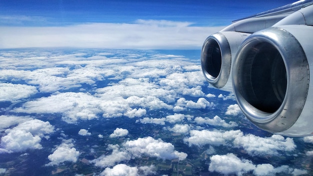 Vliegtuig vliegt over wolken tegen de lucht
