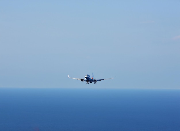 Vliegtuig vliegt over zee