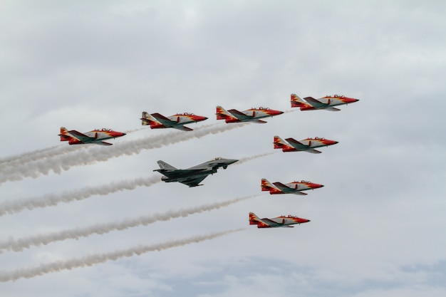 Vliegtuigen CASA C-101 van de Patrulla Aguila en Eurofighter Typhoon EF-2000