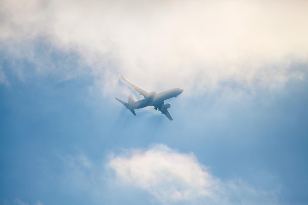 Vliegtuigen die door wolken vliegen tegen een blauwe lucht