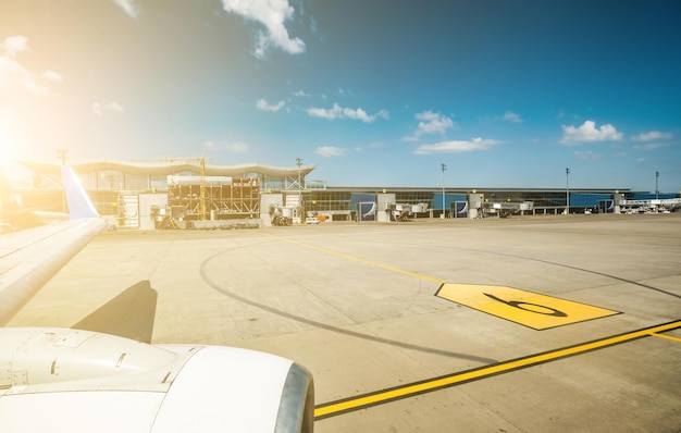 Vliegtuigen geparkeerd op de luchthaven