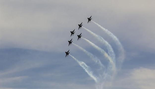 Vliegtuigen lucht show airshow snelheid wolken vliegtuig vlieg vlucht militair