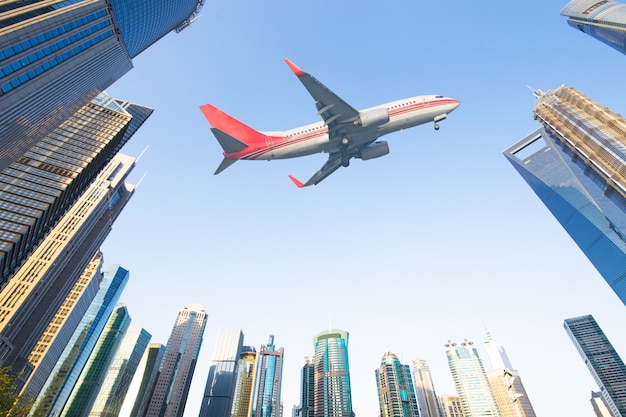 Vliegtuigen met Shanghai skyline van het financiële centrum van lujiazui