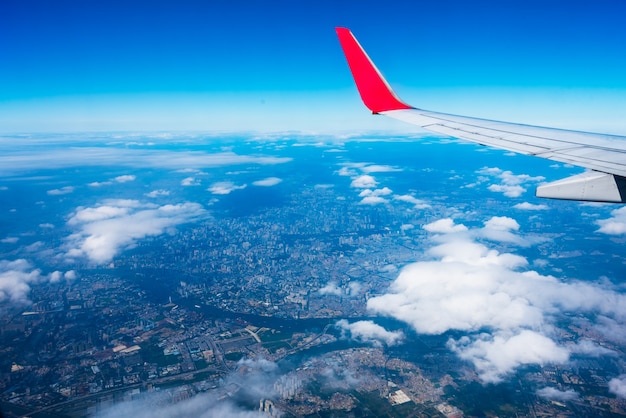 Vliegtuigenvleugels en grondsteden, luchtperspectief