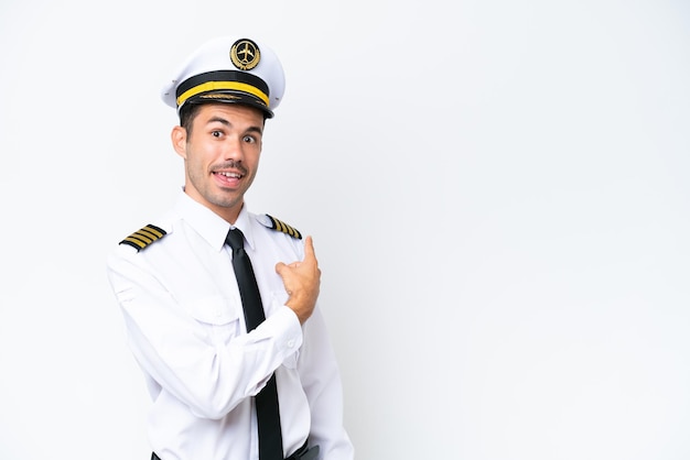 Vliegtuigpiloot over geïsoleerde witte achtergrond die terug wijst