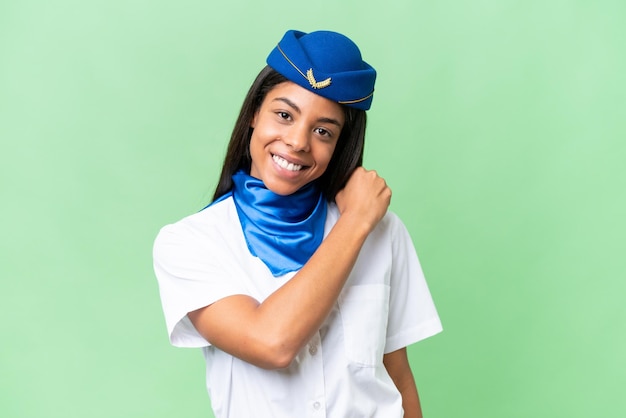 Vliegtuigstewardess Afro-Amerikaanse vrouw over geïsoleerde achtergrond die een overwinning viert
