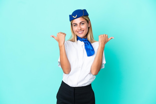 Vliegtuigstewardess Uruguayaanse vrouw geïsoleerd op blauwe achtergrond met duim omhoog gebaar en lachend