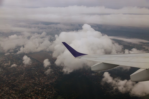 Vliegtuigvleugel uitzicht vanuit het vliegtuig naar de lucht, wolken