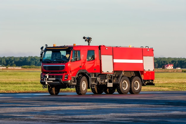 Vliegveld brandweerwagen op de luchthaven