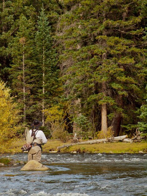 Vliegvisser bij Taylor River, Colorado.