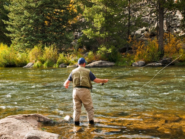 Vliegvisser bij Taylor River, Colorado.