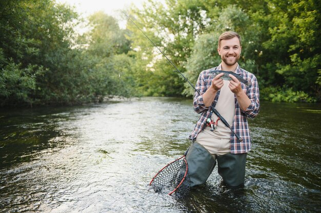 Vliegvisser houdt forel uit het water