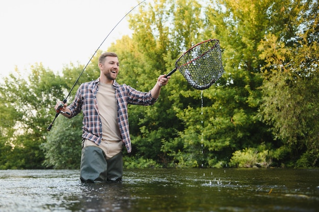 Vliegvisser houdt forel uit het water