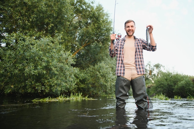 Vliegvisser houdt forel uit het water