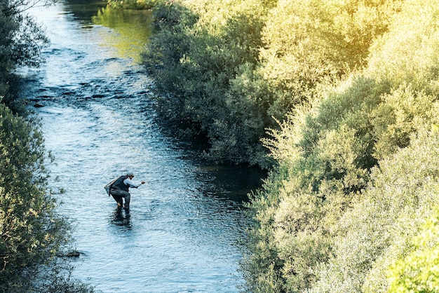 Vliegvisser met vliegvishengel in prachtige rivier