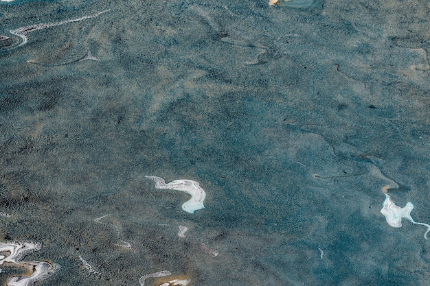 Foto vloeibare kunst. blauwe heterogene achtergrond of textuur. het geluid van de gouddeeltjes.