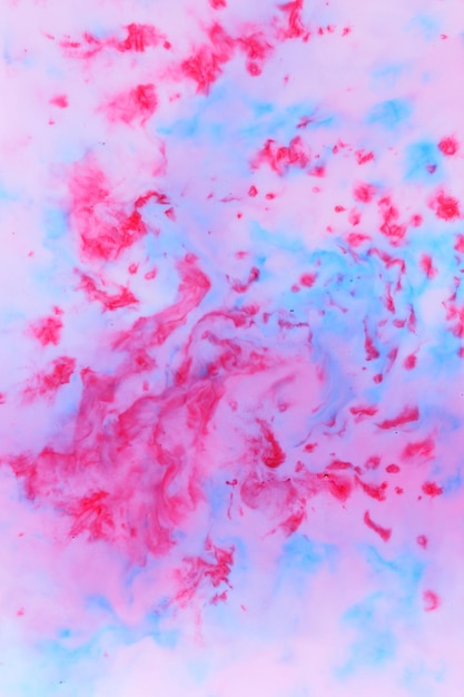 Vloeibare kunst Roze en blauwe vlekken op een witte achtergrond Mooie verf Vloeibare kleur achtergrond