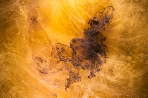 Vloeibare vloeistof kunst abstracte achtergrond gele dansende acrylverf onderwater ruimte rook oceaan