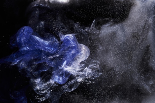 Vloeibare vloeistof kunst abstracte achtergrond zwart blauwe acrylverf onderwater galactische rook oceaan