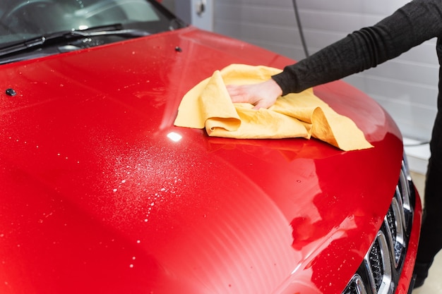 Vloeibare wasspray voor bescherming van het autolichaam. bescherming van lakwerk.