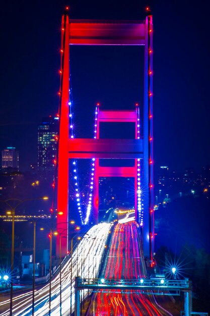 Vloeiend verkeersbeeld met lange belichting vanuit Istanbul tijdens schemering