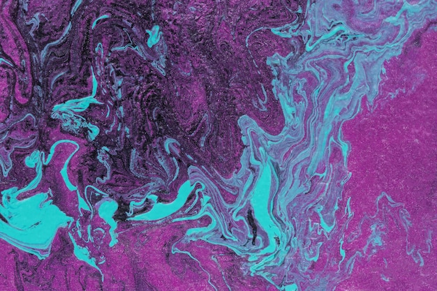 Vloeiende kunst. Paars roze turquoise verf gemengd