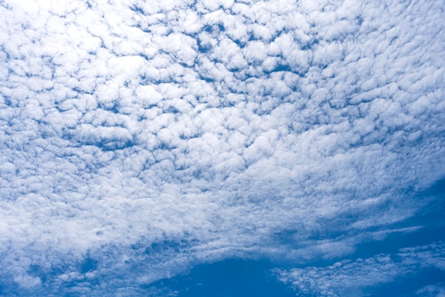 Vloeiende wolken op blauwe hemelachtergrond