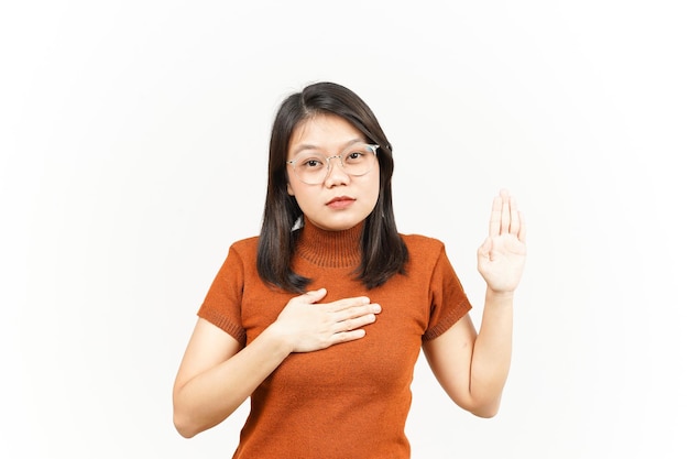 Vloeken of belofte gebaar van mooie Aziatische vrouw geïsoleerd op een witte achtergrond