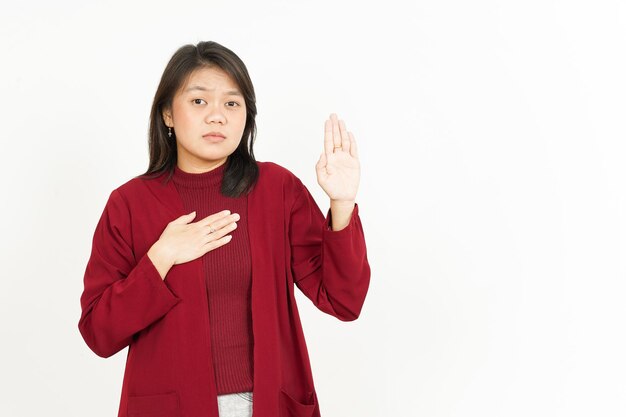 Vloeken of belofte gebaar van mooie Aziatische vrouw, gekleed in rood shirt geïsoleerd op een witte achtergrond