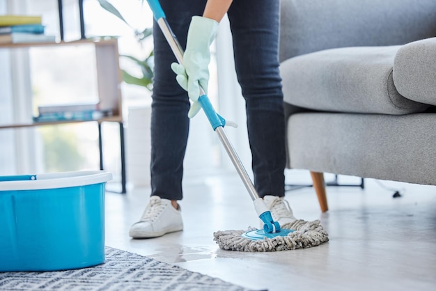 Vloer dweilen en vrouw schoonmaken woonkamer huis huis en appartement Schoner meid en huishoudservice op natte grond zorg en veiligheid van virusbacteriën en stof voor huishoudelijke desinfectie