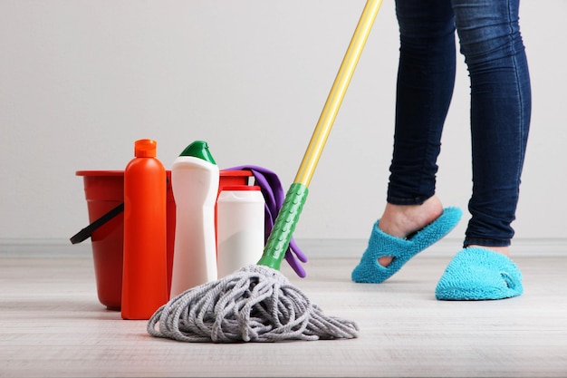 Foto vloer schoonmaken in kamer close-up