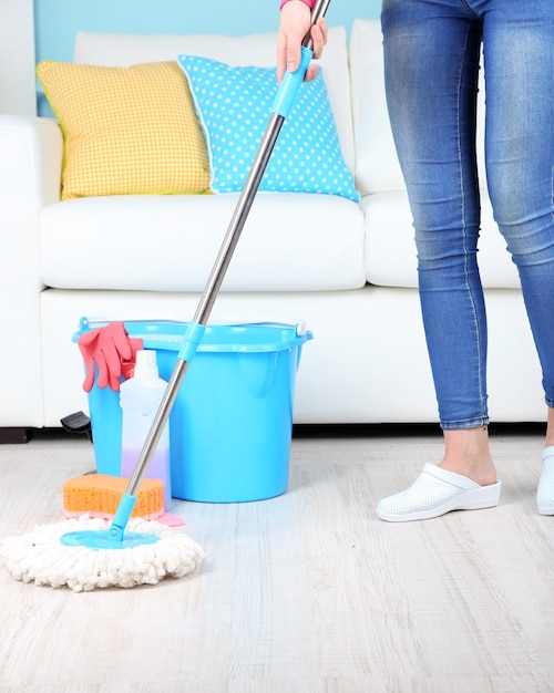 Vloer schoonmaken in kamer close-up