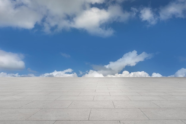 Vloertegels en natuurlijk landschap van blauwe lucht en witte wolken